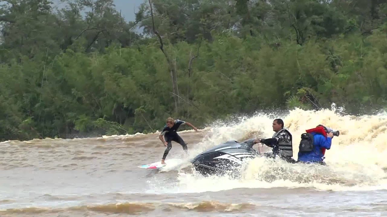 Surf na Pororoca - Bailique, Amapá