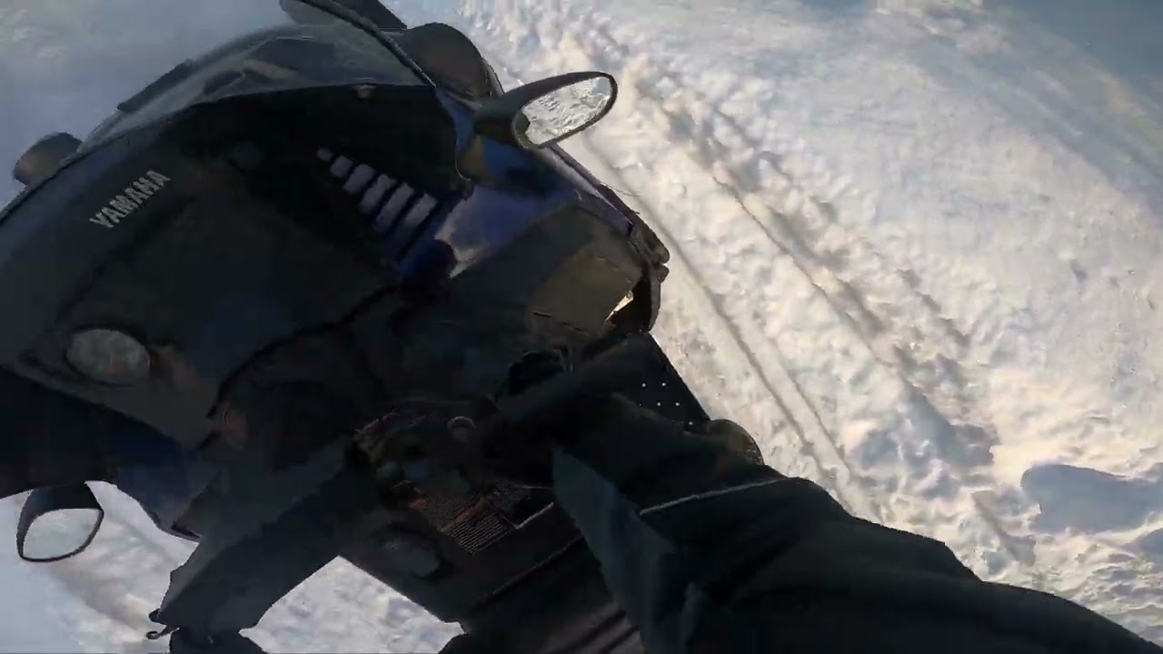 Yamaha viking 540 och Yamaha rs viking med varsin snowmover sladdar skoterled i januari 2023