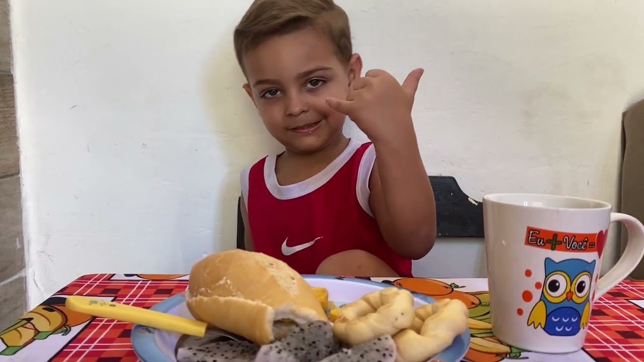 Arthur tomando café da manhã #comida#familia