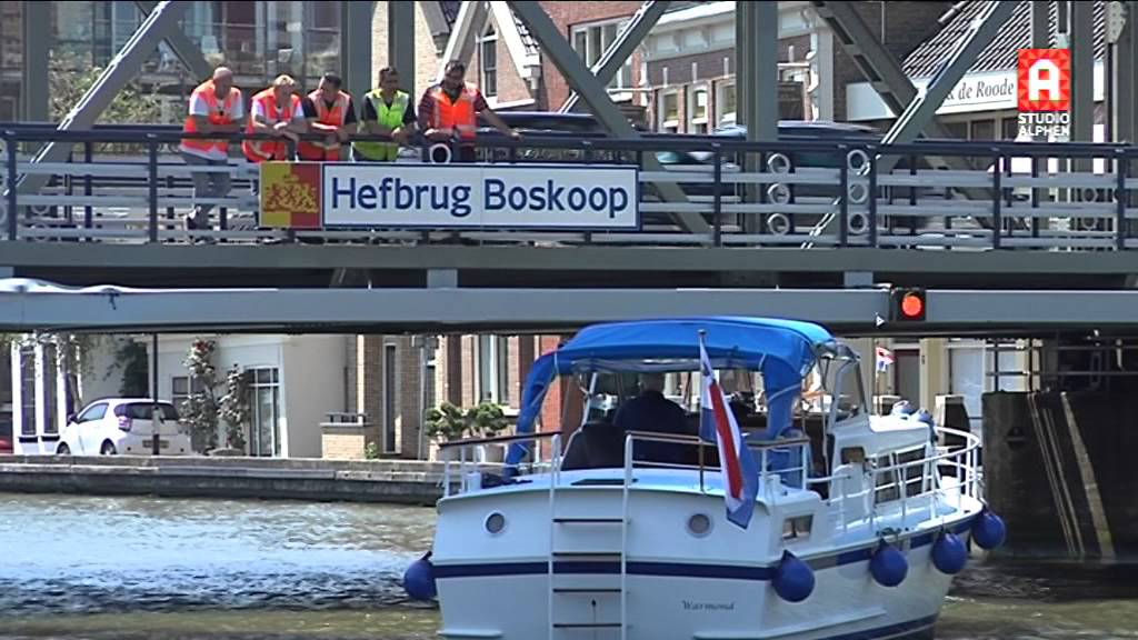 Vrachtschip vaart tegen hefbrug Boskoop aan