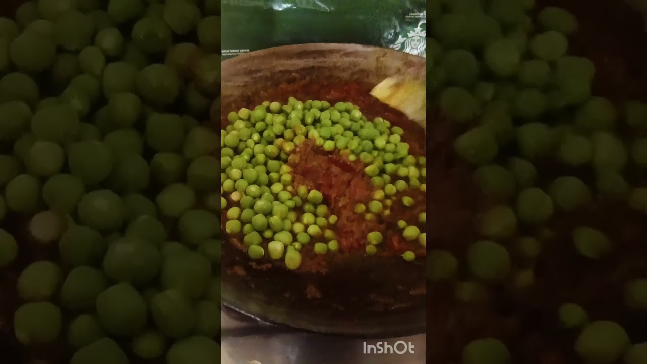 Ghar per bhains ke Dudh ka paneer nikalkar banai matar paneer ki sabji 🤗😘😘