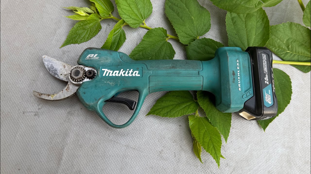 Makita UP100D vs Manual Pruners | Time Saving Garden Tool