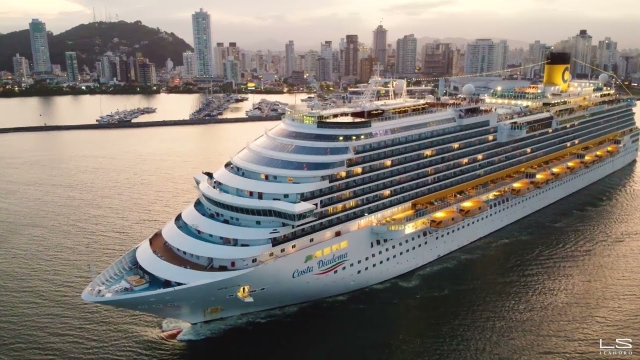 Passagem do Navio de Cruzeiro COSTA DIADEMA em Itajaí - Santa Catarina