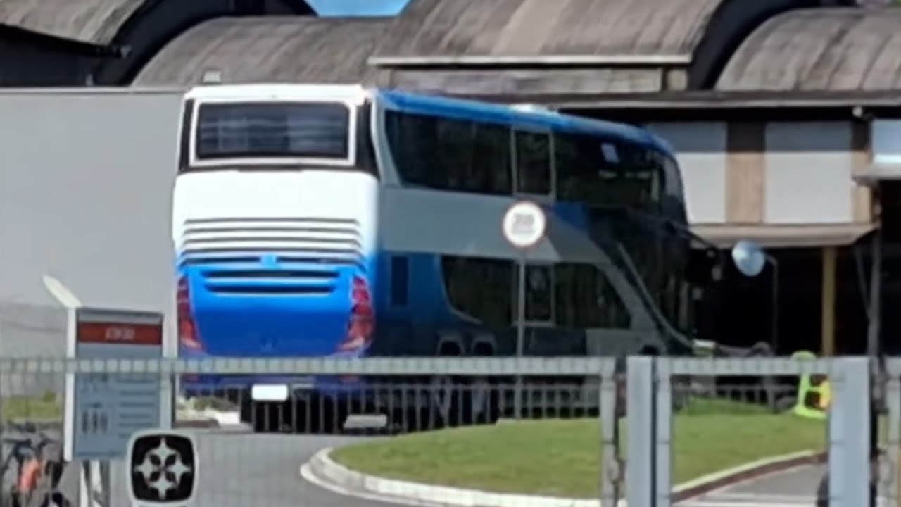 Movimento De Ônibus Na Fábrica Da Busscar Com Muito Carros Saindo Pra Teste E  Entrega 