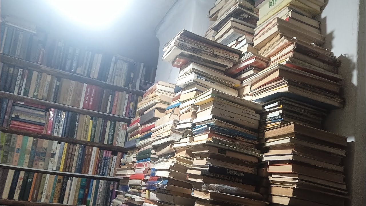 Викидають книги на макулатуру. Що можна знайти якщо перебирати? @Knyg_bai #барахолка #знахідки  