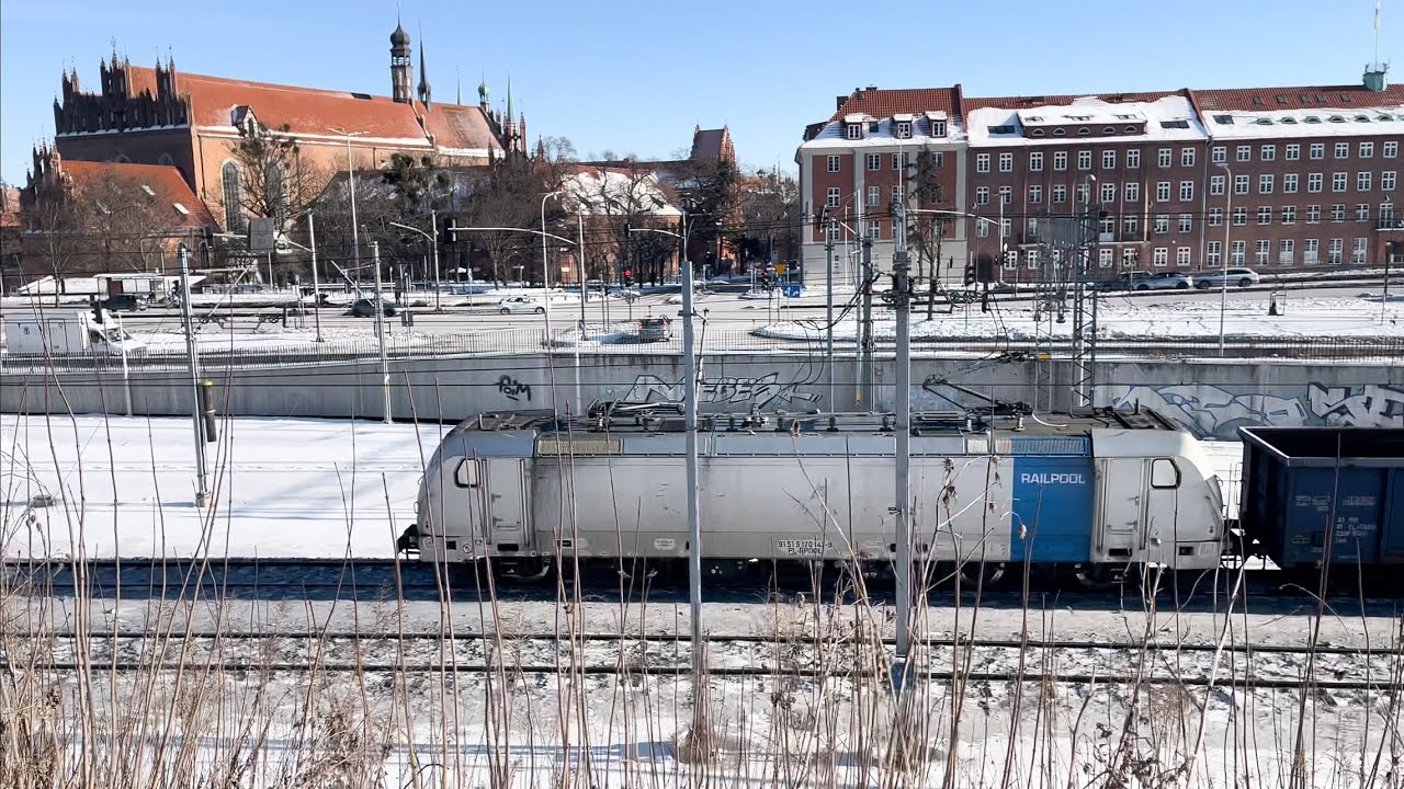 -10*C w ciągu dnia Gdańsk linia kolejowa nr 9 elektrowóz BOMBARDIER traxx DC3 594 023 z węglarkami