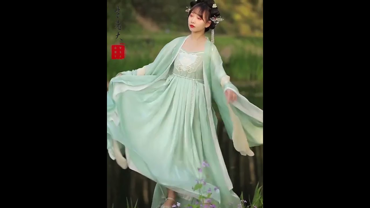 Do you like this style #longlegs #dancer #cheongsam #dancing #beautifullgirl #hanfudance #hanfugirl