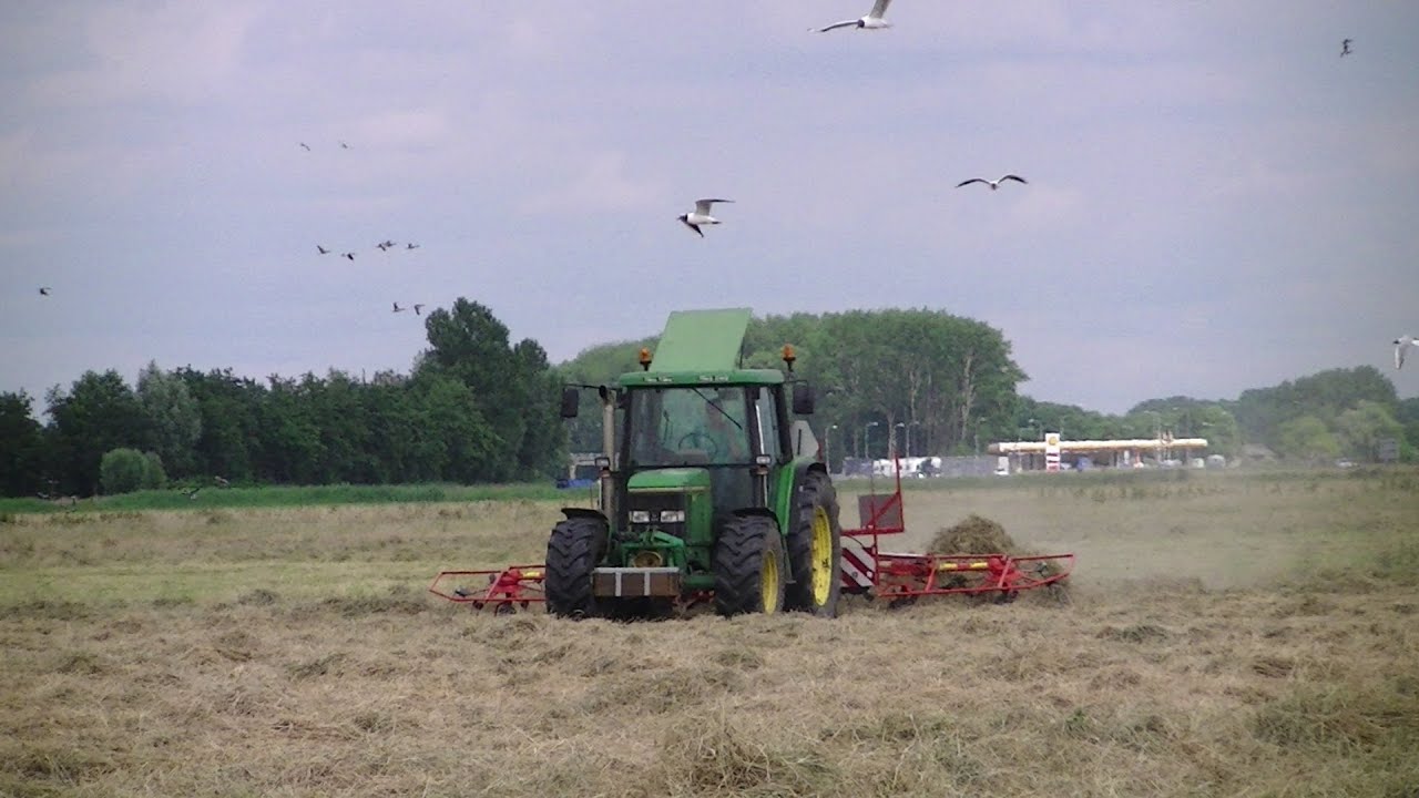 John Deere 6400 met een Kuhn GF 6401 MHO digidrive