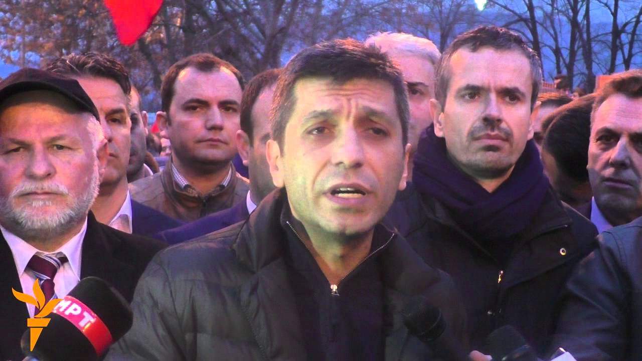 Демонстрантите ја урнаа оградата околу темелите за крстот во Бутел