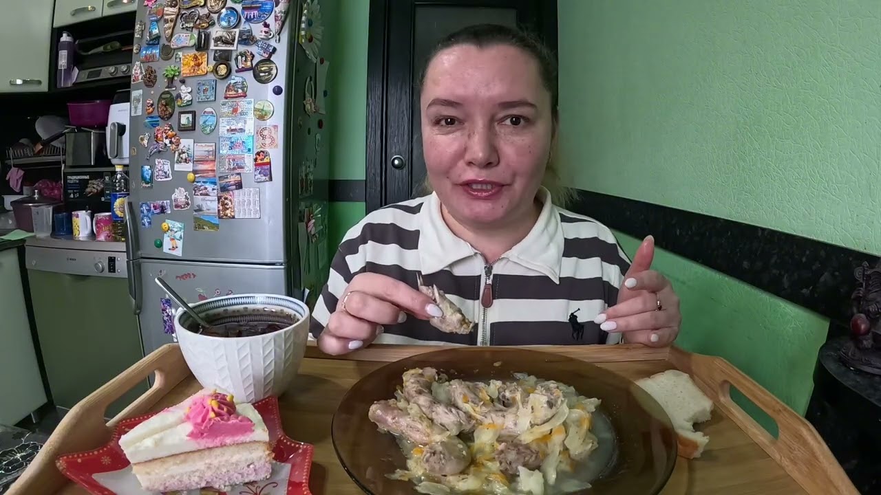 Капуста тушеная с куриными шеями, торт малиновый сметанник от мирель #mukbang #еда #домашняяеда 