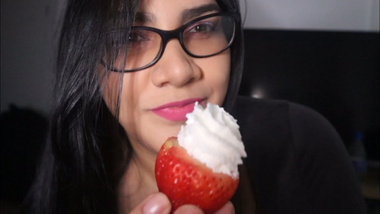 ASMR comiendo fresas con crema batida