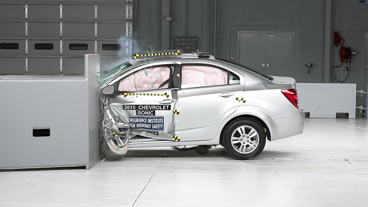 2015 Chevrolet Sonic driver-side small overlap IIHS crash test
