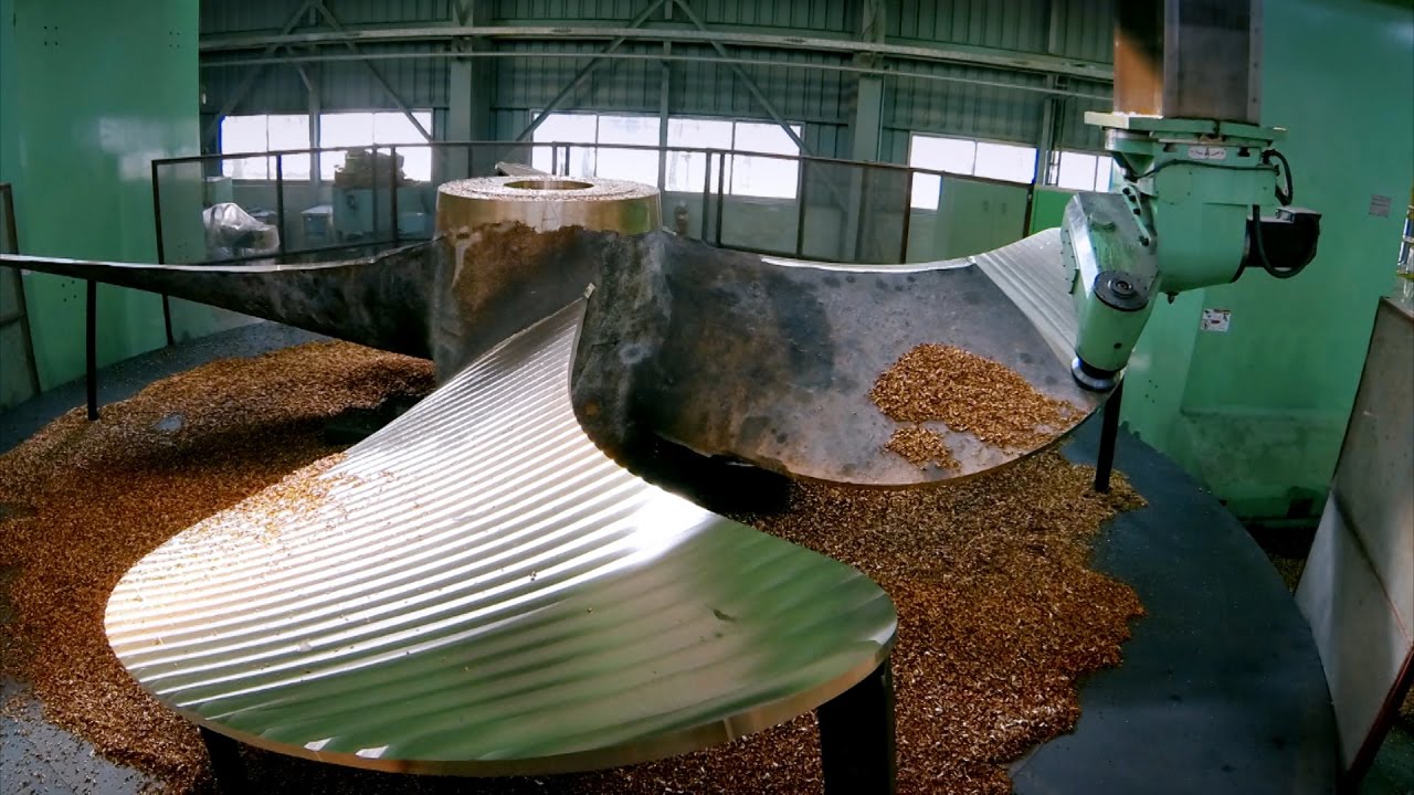 Отливка гигантского пропеллера при температуре 1800°F