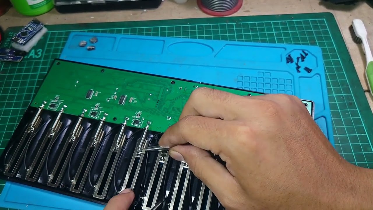 Liitokala lii-s12 teardown - bongkar charger liitokala lii-s12 - charger 12 slot