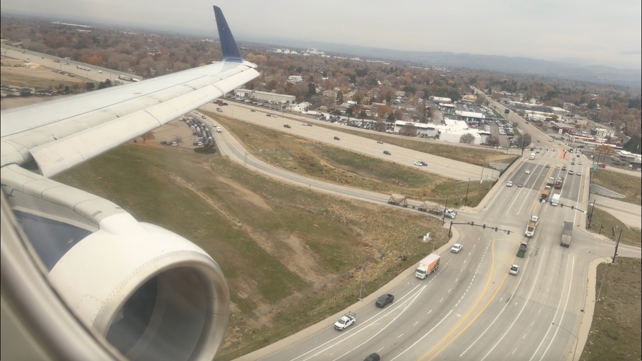 Delta Connection (Skywest) Embraer 175LR Landing at Boise Airport