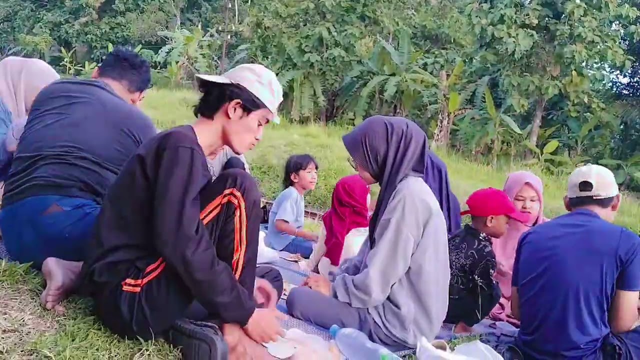 Menunggu kereta serayu lewat sambil botram
