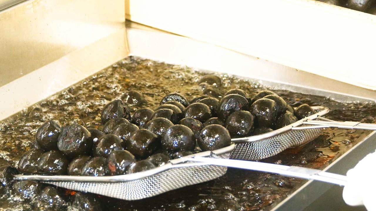 Sells 2,000 pieces a day. Karinto manju, a long-established Japanese confectionery #japanesefood