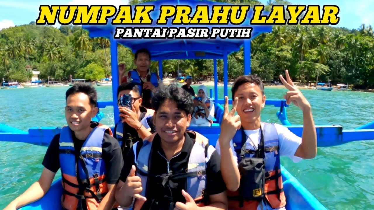 BERLAYAR NAIK PERAHU DI PANTAI PASIR PUTIH PEMANDANGAN SANGAT JOSJIS 
