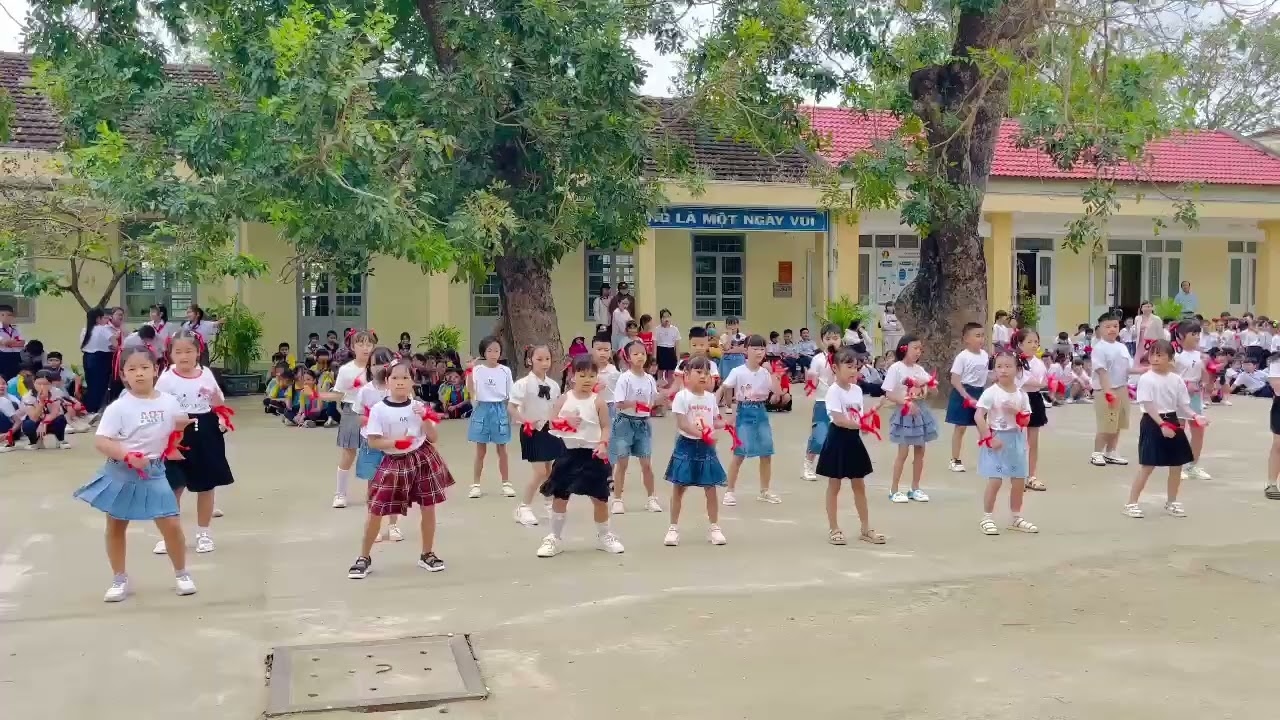 Nhảy Flashmob Đường đến khung thành . Con Gái tôi Mặt áo như học sinh .