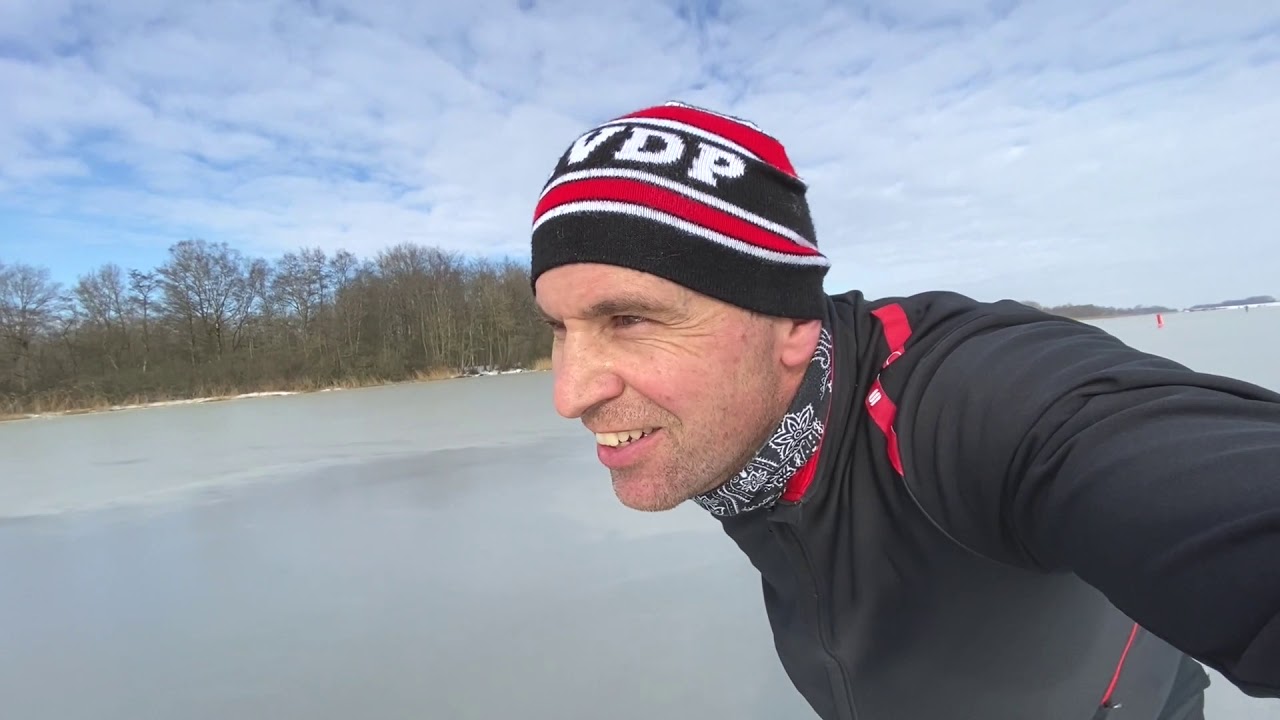[GELUID AAN]  Gelukkige man schaatsend op NATUURIJS
