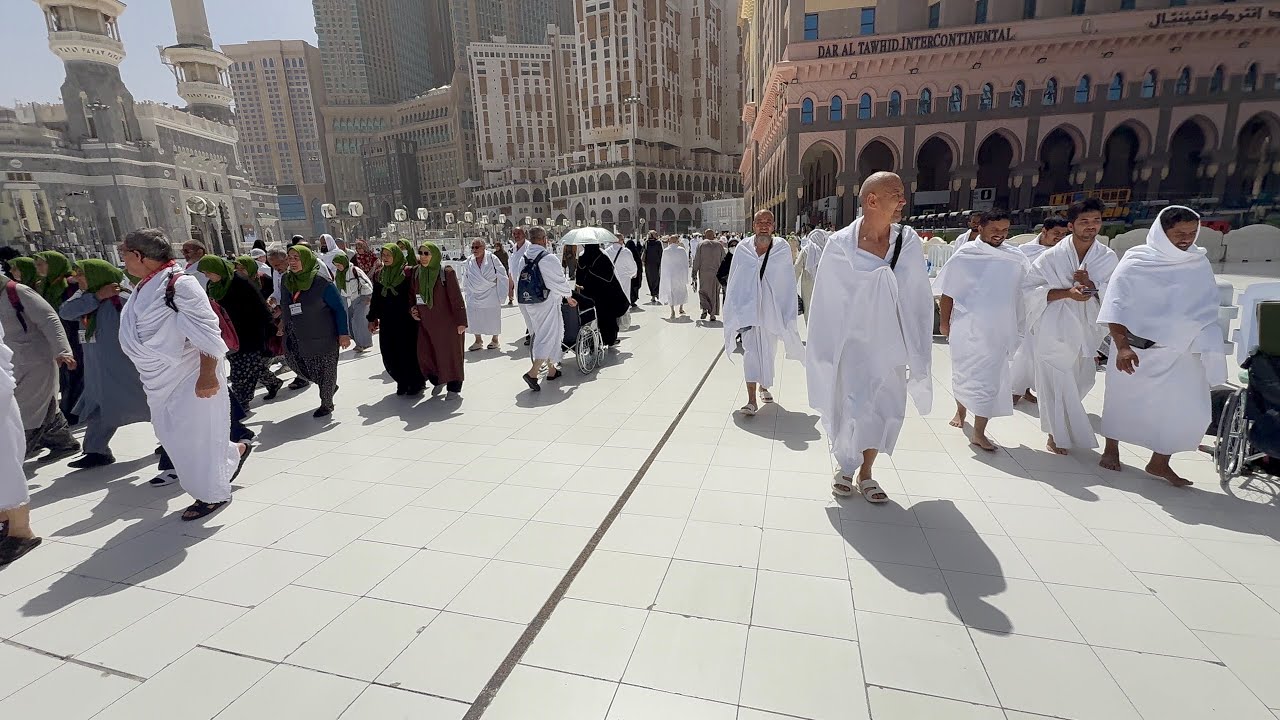 Walking in Makkah Masjid Ul Haram in Ramadan 