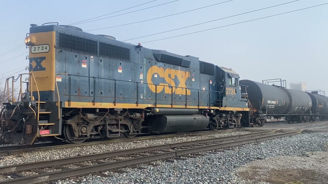 CSX L401 CSXT 2724 shoving and pullin!