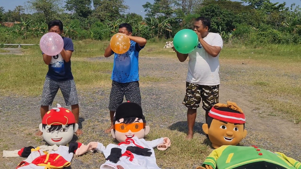 BADUT LUCU LOMBA PAKAI KOSTUM BADUT SAMBIL TIUP BALON WARNA WARNI