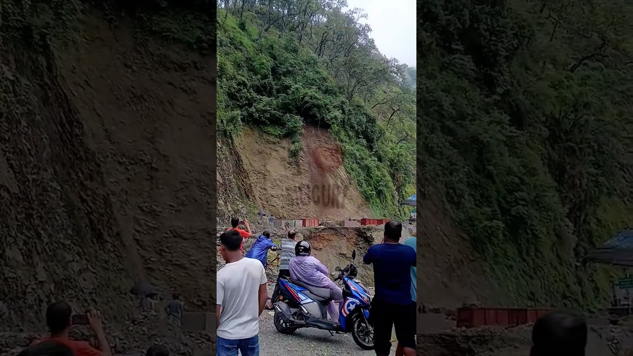 Landslide caught on camera at Sethijhora #NH10, highway open now. #Sikkim #Kalimpong #ILoveSiliguri
