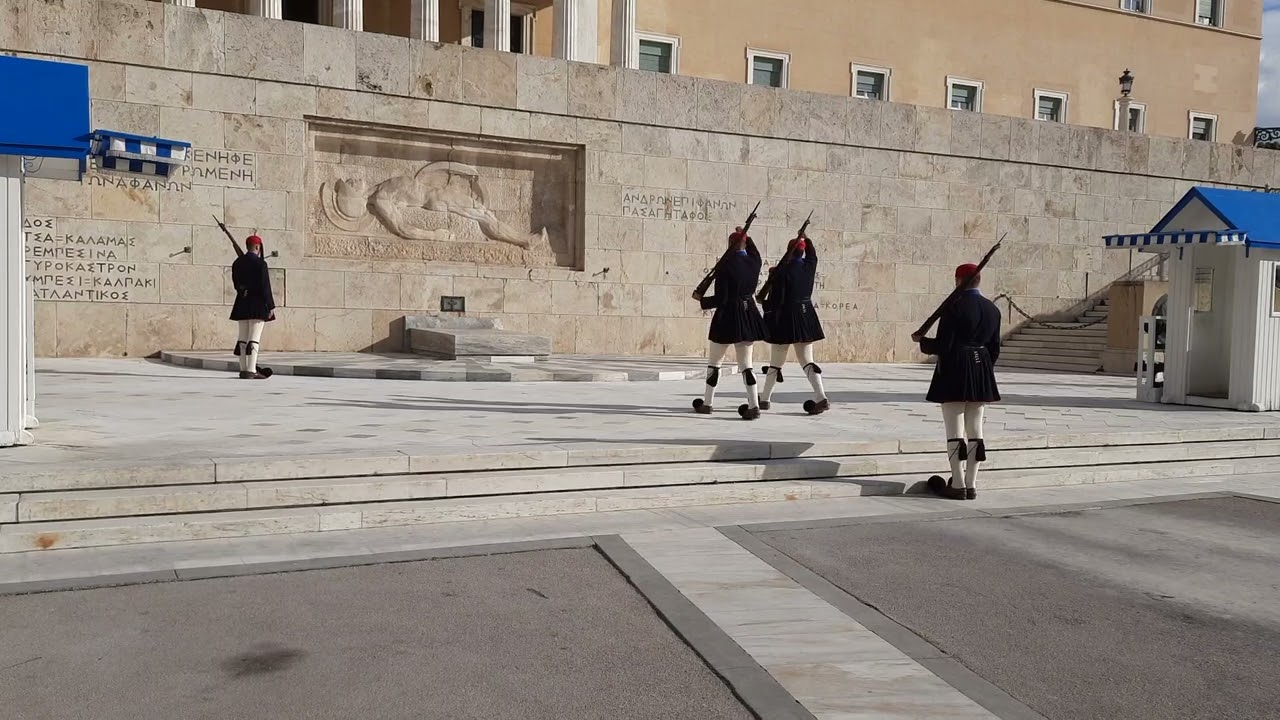 The traditional changing of the National Guard parade infront of the Parliament building in Athens🇬🇷