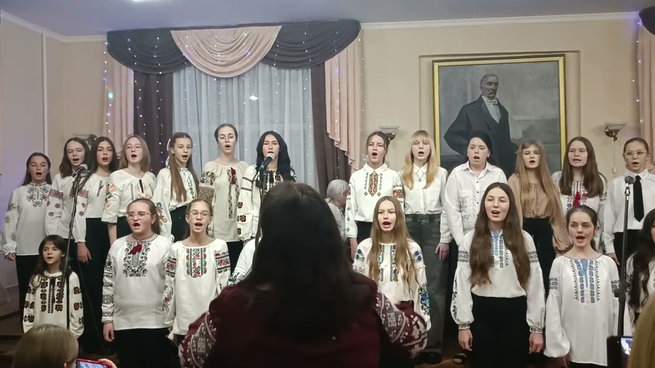 Хор учнів старших класів Чортківської мистецької музичної школи ім.В.Мармуса.