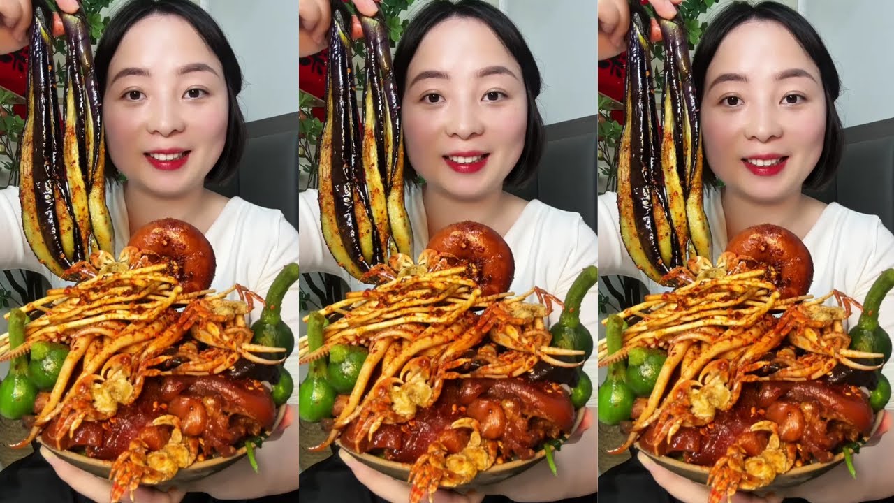 Satisfying Eating Show: Braised Pig’s Trotter And Squid— Delicious Home Cooking!