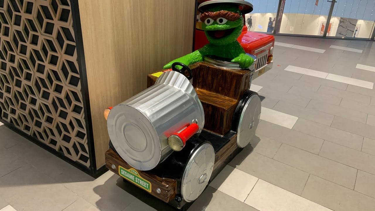 Sesame Street Oscar The Grouch Coin Operated Ride