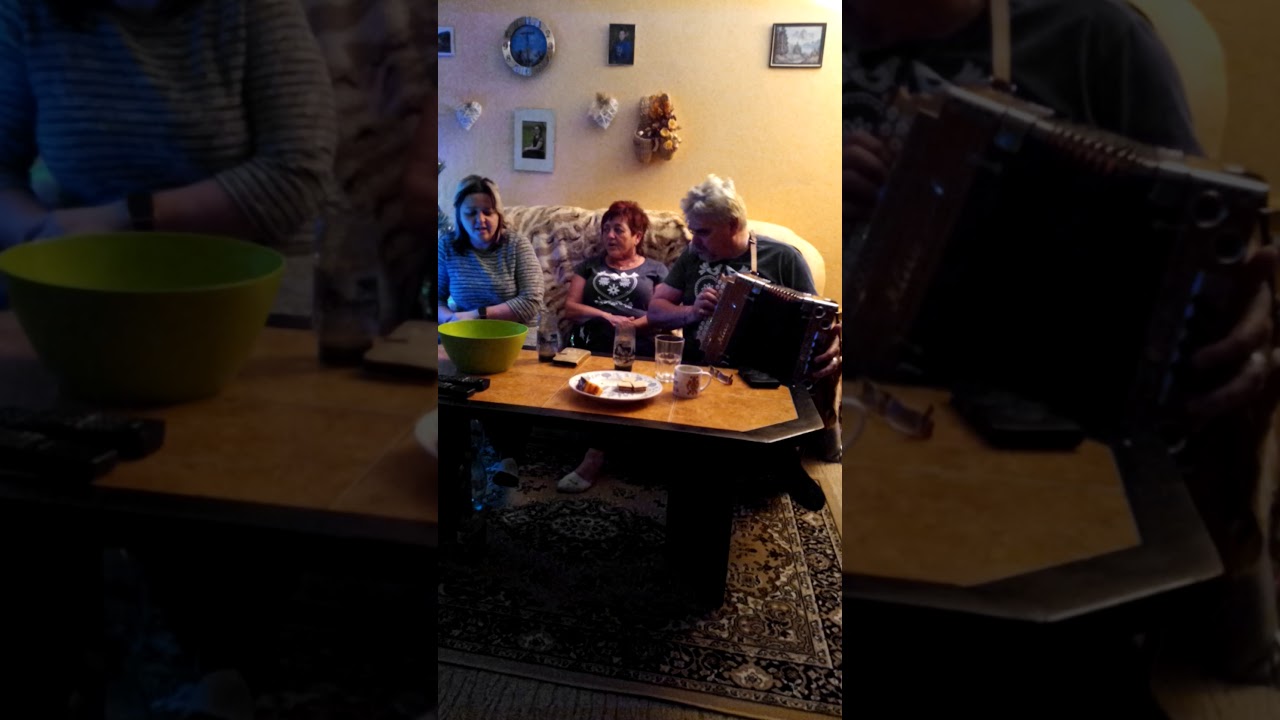 Jozef Chlebničan a Anna Boro&scaron;ov&aacute;,Pavl&iacute;na &Scaron;idlov&aacute; -Heligonka rodinn&aacute; pieseň