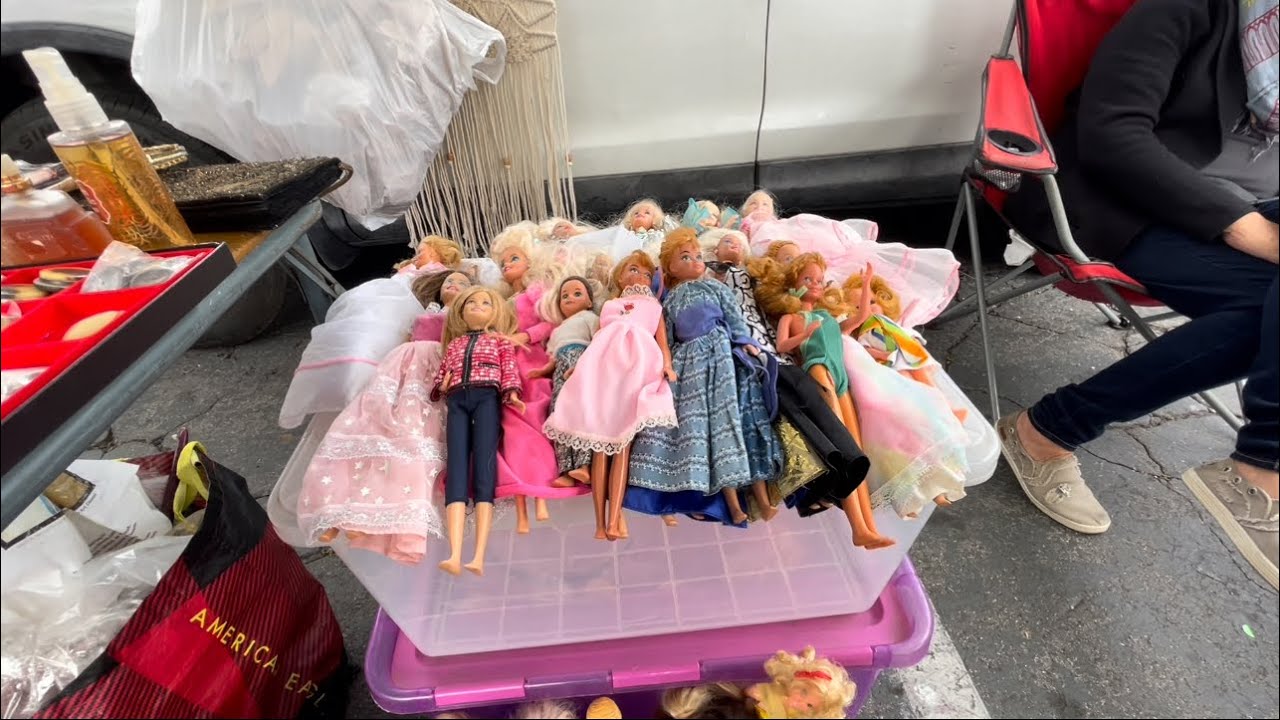 Vintage Barbie Clothing at flea market. Ropa de barbie Antigua en el tianguis