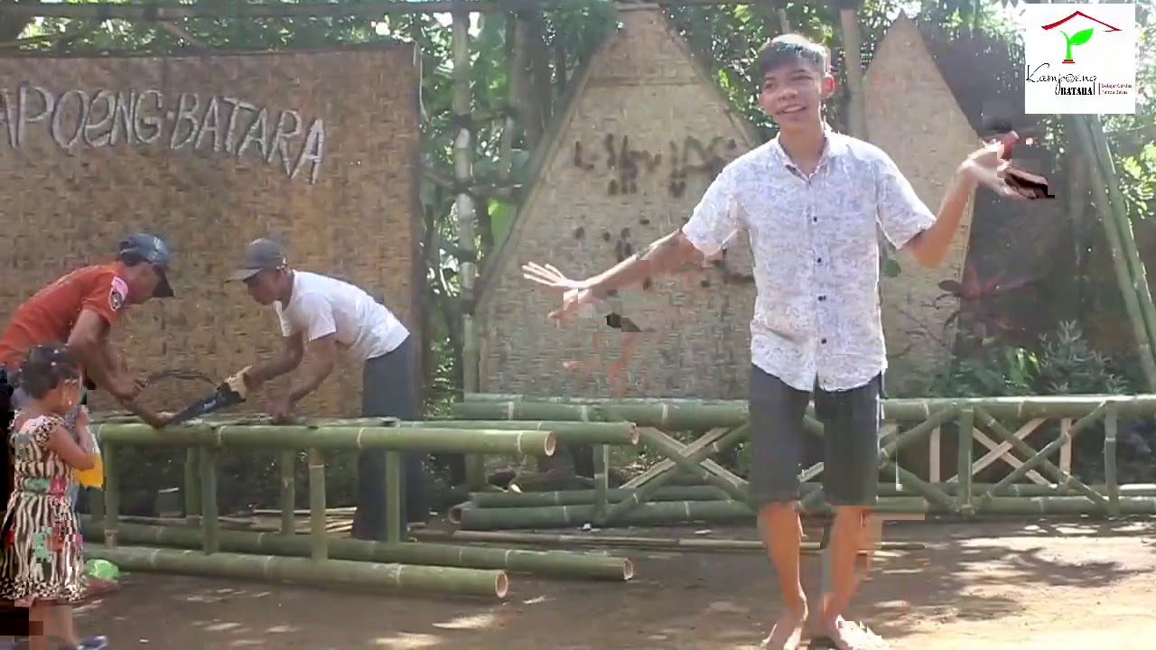 MENYUSUN GERAK & MEMBANGUN GAPURA BAMBU KAMPOENG BATARA BANYUWANGI