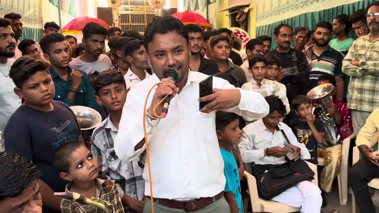 A one star band Balasinor 🥰👌🎤🎺🥁￼ mujhe Jeene Nahi Deti Hai Yaad Teri song