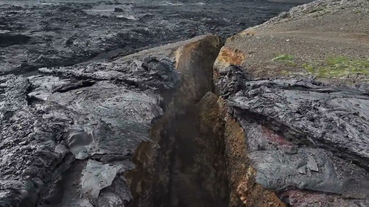 Hagafell Fissure on may 31st, 2025. - Hagafelssprungan 31. maí 2025.