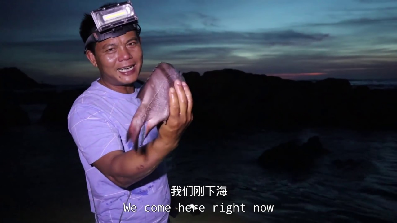 老四为了抓几条鱼冒险下海，遇到险情了，上岸后再也不敢了