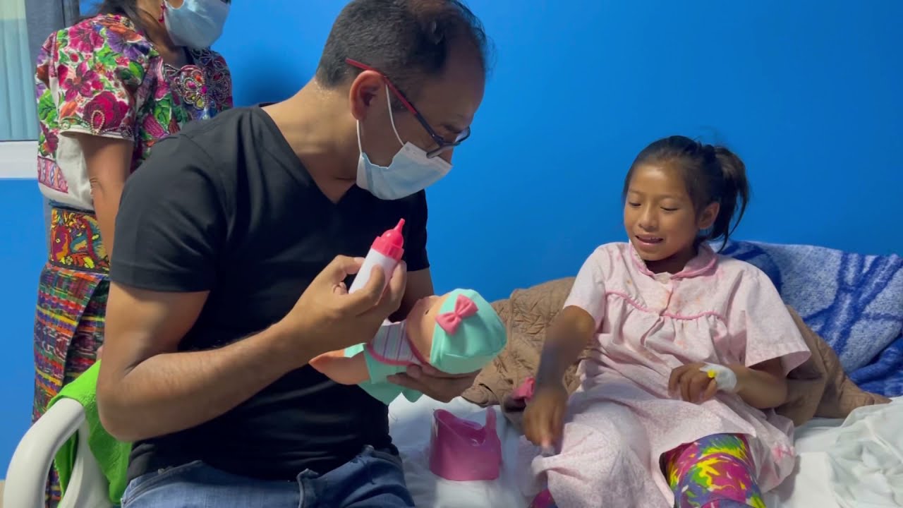 Ashly, la niña que ha sido operada de sus pies torcidos. (No. 3)