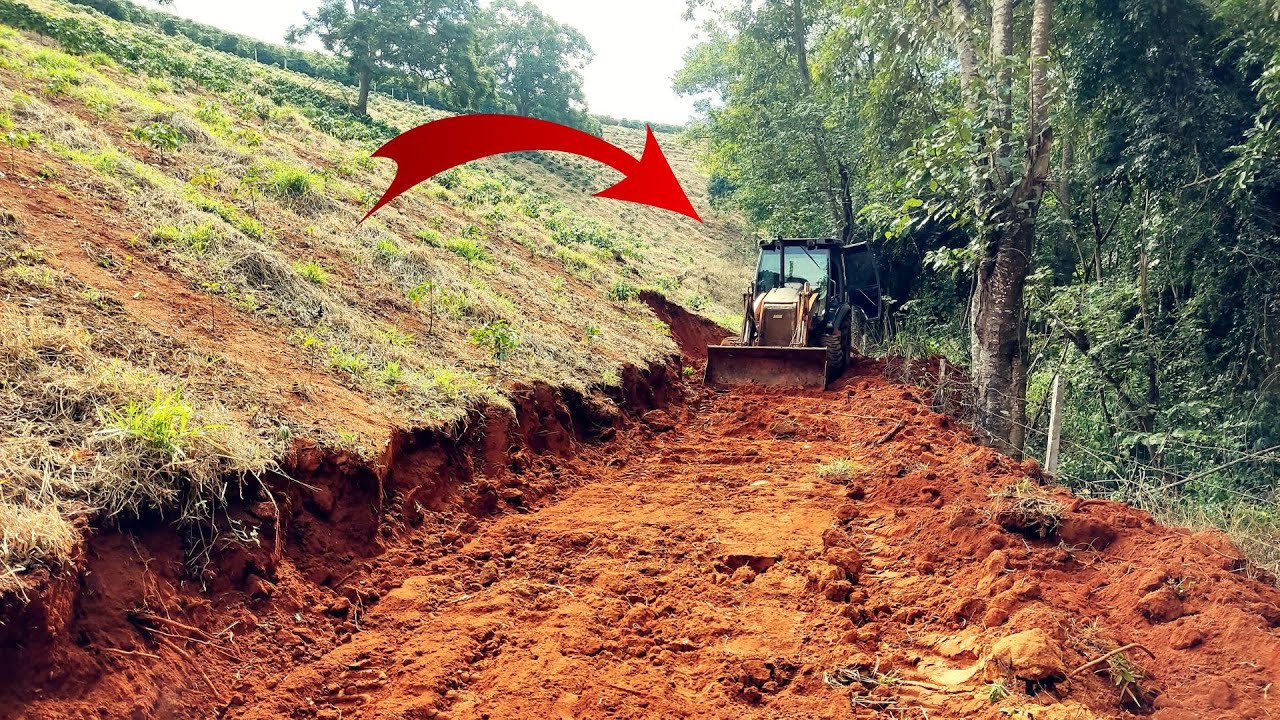 Abrindo uma estrada na ladeira com a retroescavadeira