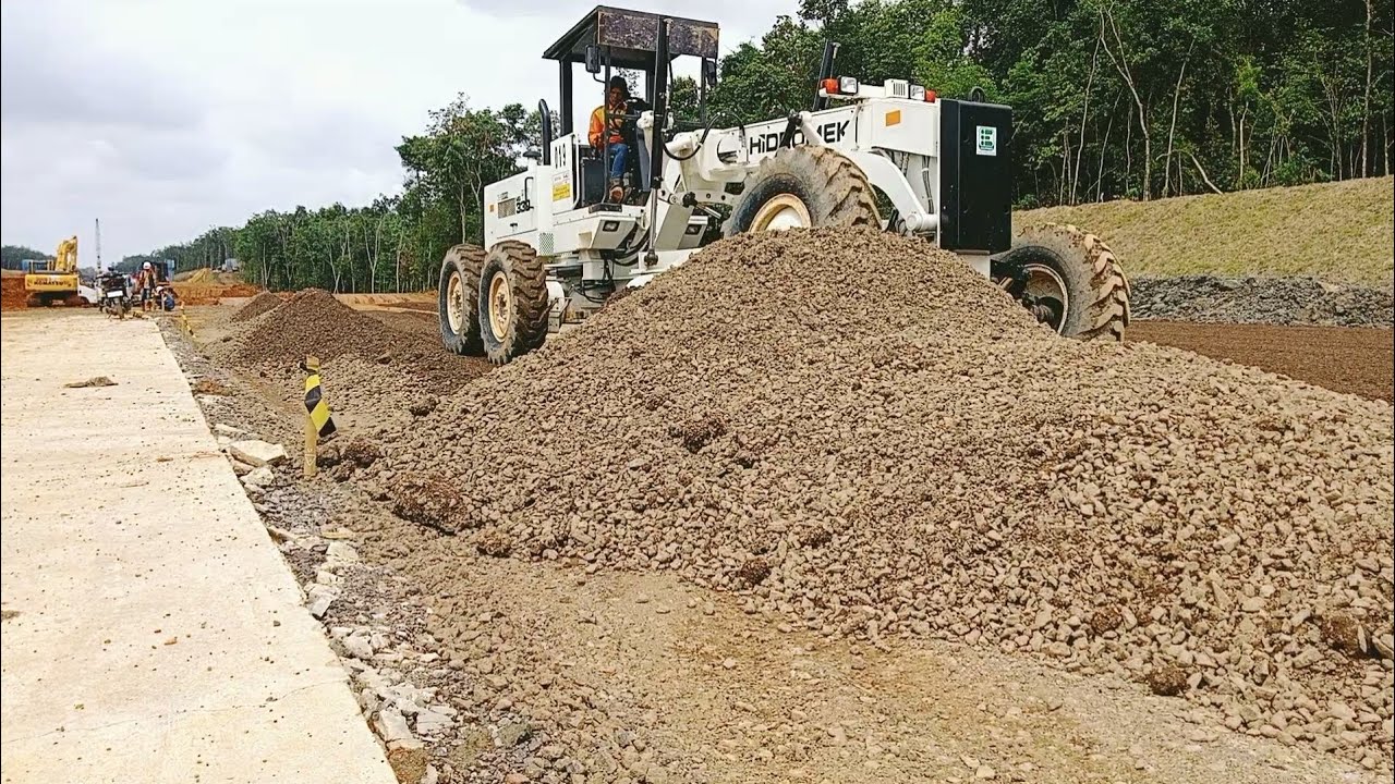 MOTOR GRADER SPREADS BASE FOR CONCRETE CAST BASE