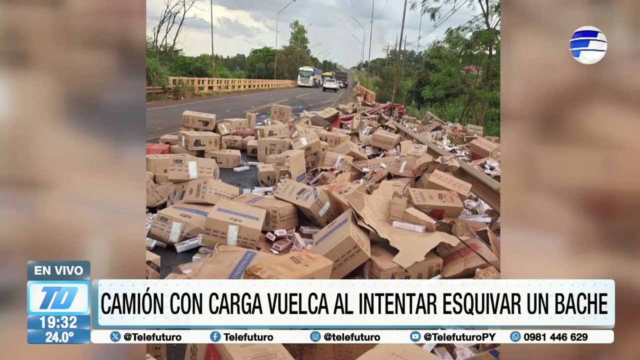 Un camión de carga volcó al intentar esquivar un bache