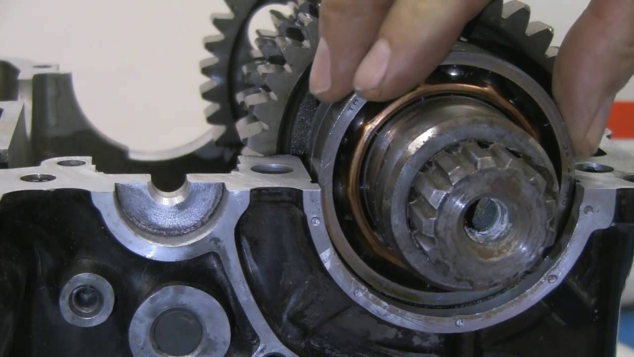 VFR750 Motor -- Teil 7 -- Motorhälften und Ölweg