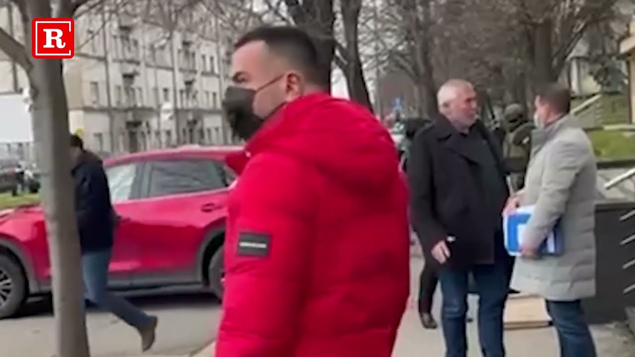 Konsiljer i mafijaški advokat ljubio Šarića u glavu usred javnosti