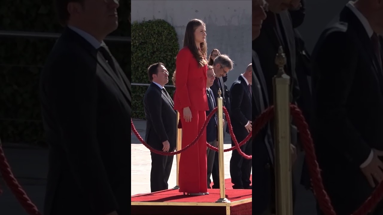 La princesa Leonor elige el rojo para iniciar su primer viaje oficial al extranjero