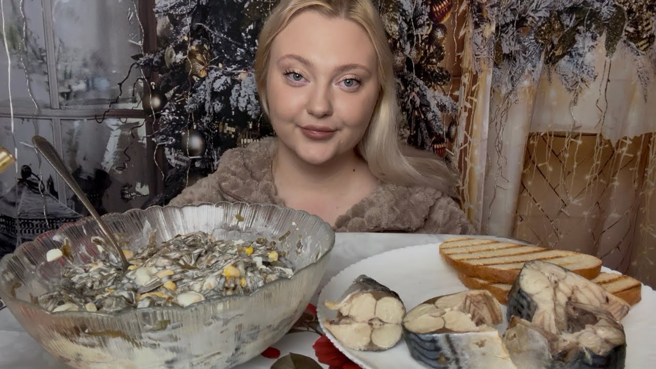 Мукбанг/Mukbang. Скумбрия и салат с морской капустой.