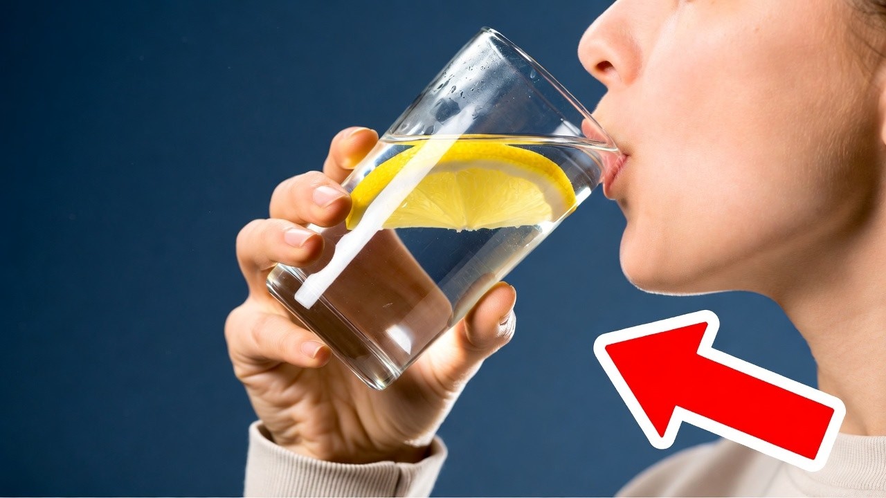 Bere acqua e limone al mattino fa davvero bene?