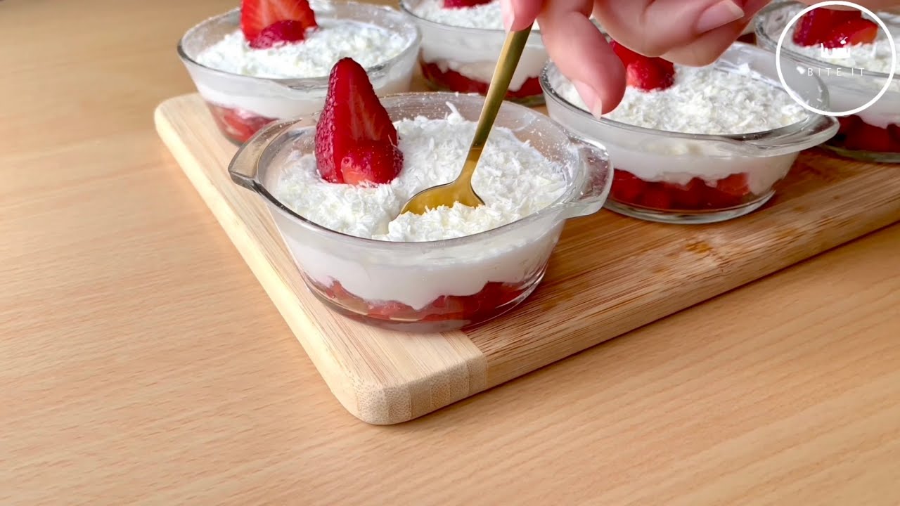 Strawberry white chocolate cheesecake recipe/ تشيز كيك الفراولة و الشوكولاتة بدون جيلاتين / Bite It