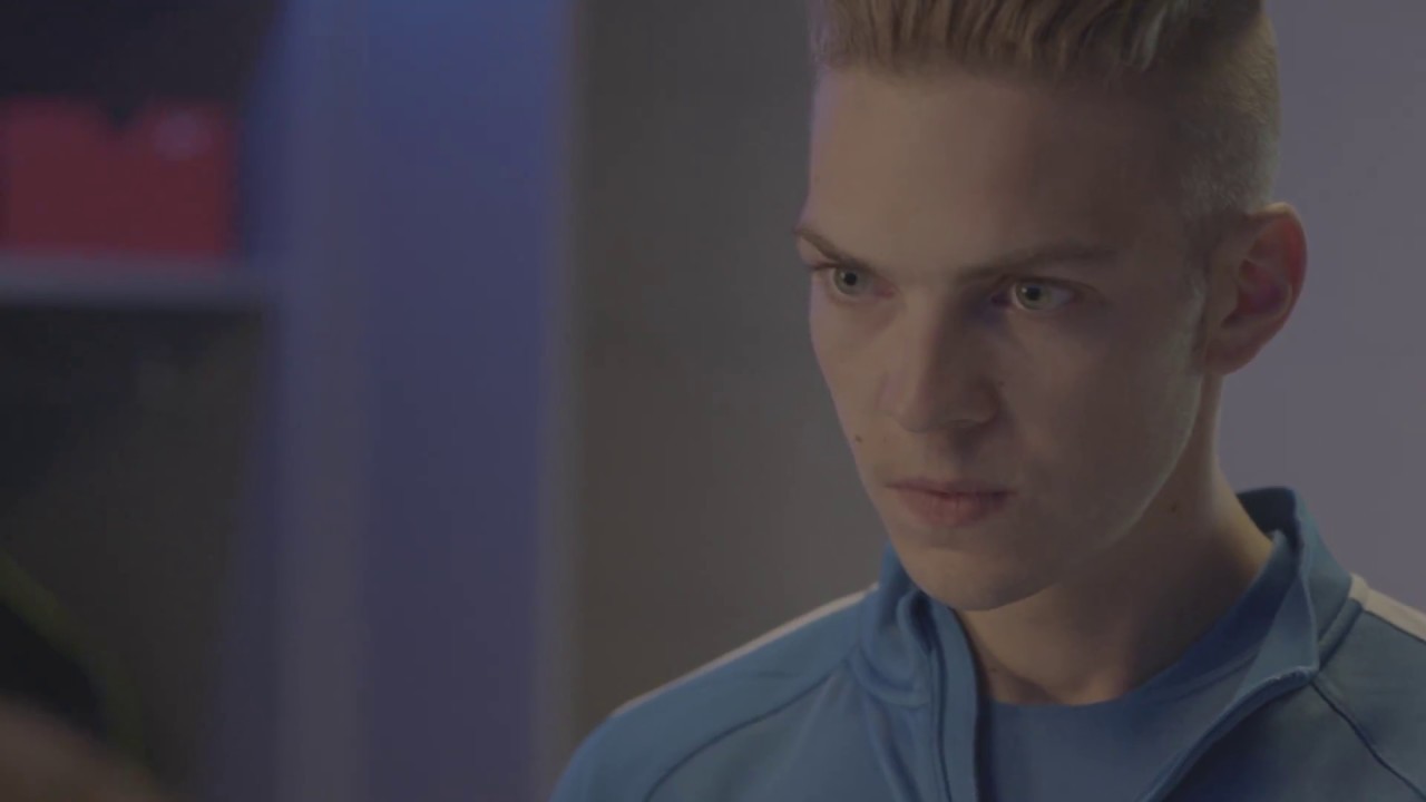 NIET OP TV: Dennis geeft de kapiteinsband op | Spitsbroers