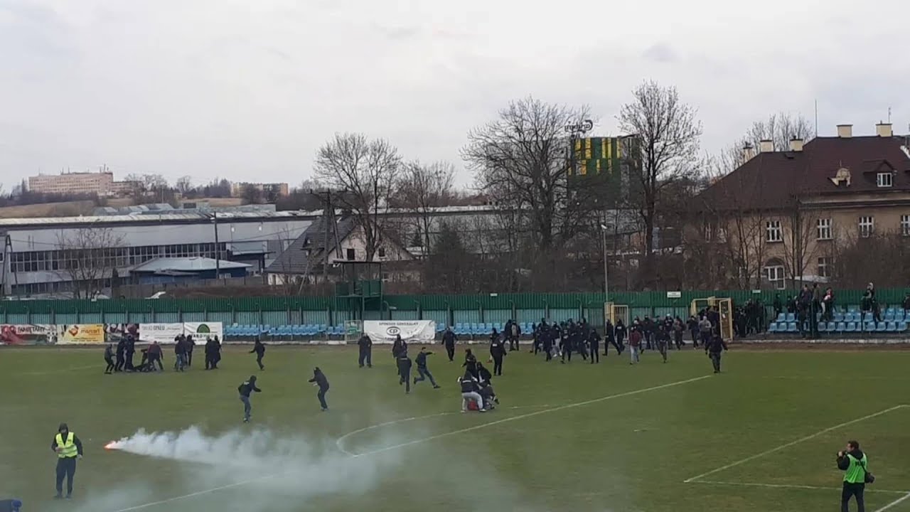 Zadyma na meczu w Brzesku. Okocimski - Tarnovia Tarnów (16.03.2019)